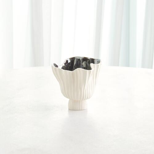 Folha Footed Vase-Off-White/Metallic
